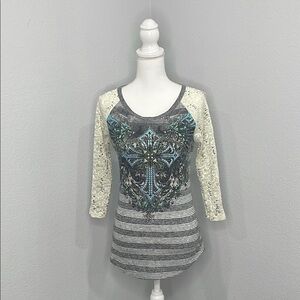 Gray and White Graphic Fitted Blouse with 3/4 Sleeves